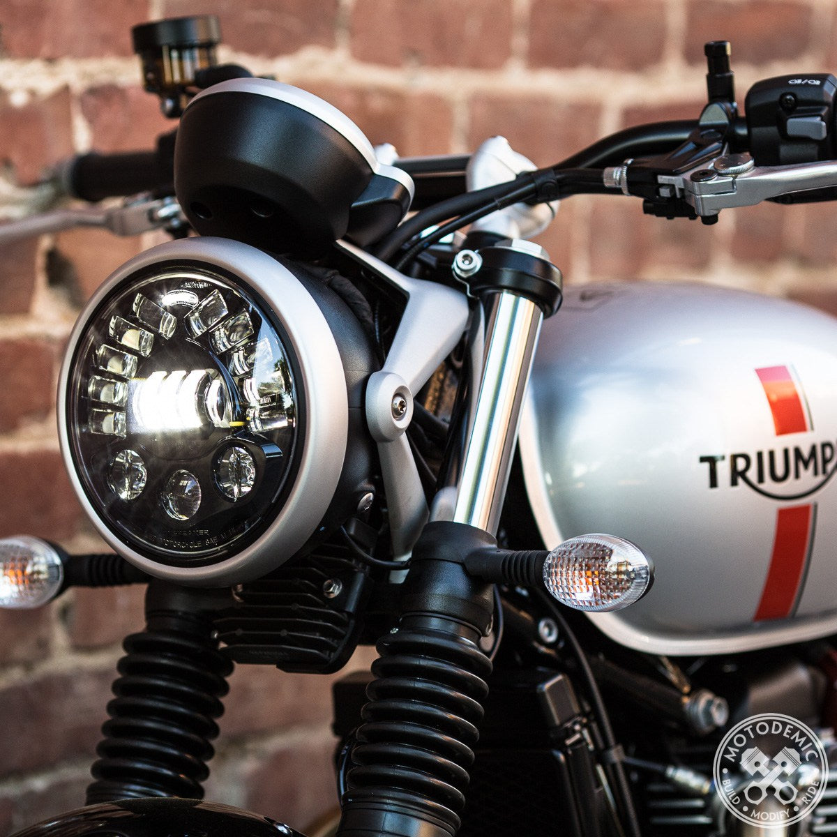 Motodemic Adaptive LED Headlight Upgrade - Triumph Thruxton R / 1200, T120, T100, Street Twin, Street Cup, Street Scrambler