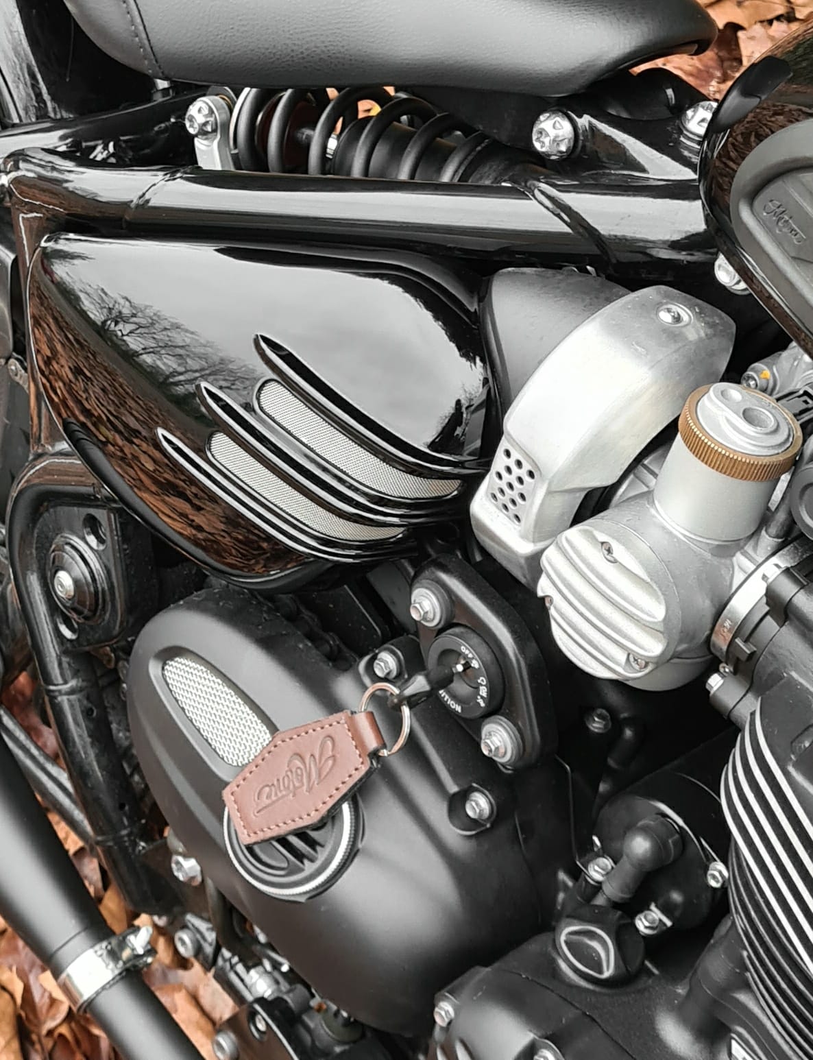 Motone Ribbed Side Covers - Gloss Black - Triumph Bobber / Speedmaster